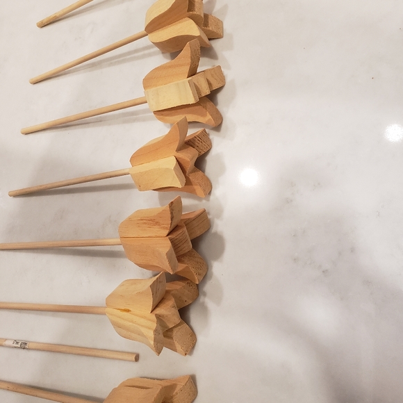 7 wooden tulips and wooden bucket with 9 acrylic 2 fl oz colours - Picture 2 of 9